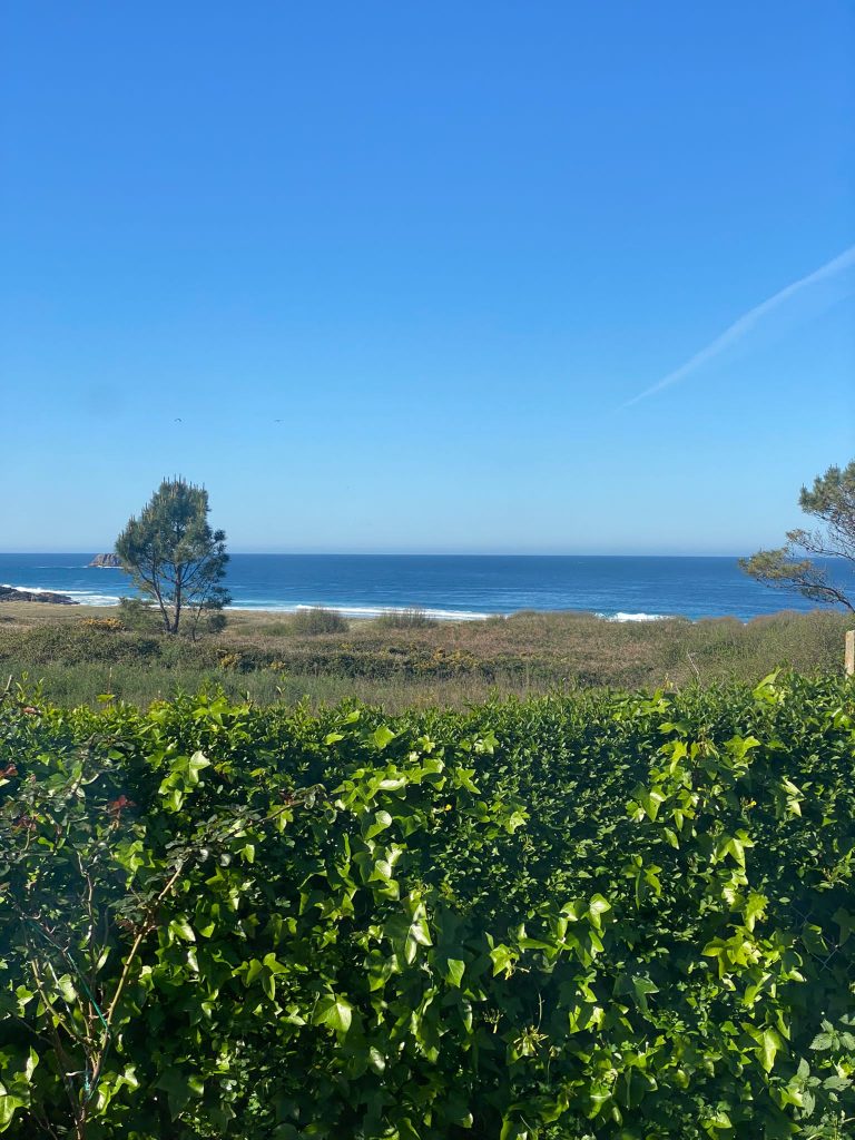 Chalet en Fisterra con vistas al mar y finca.