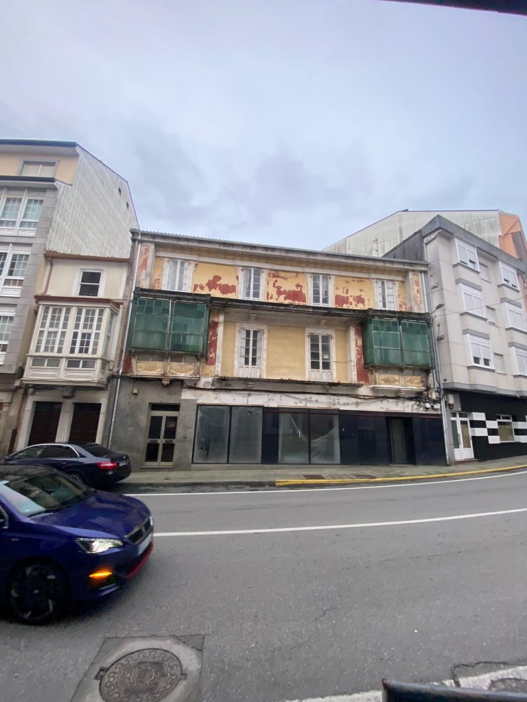 EDIFICIO CON FINCA EN EL CENTRO DE CEE